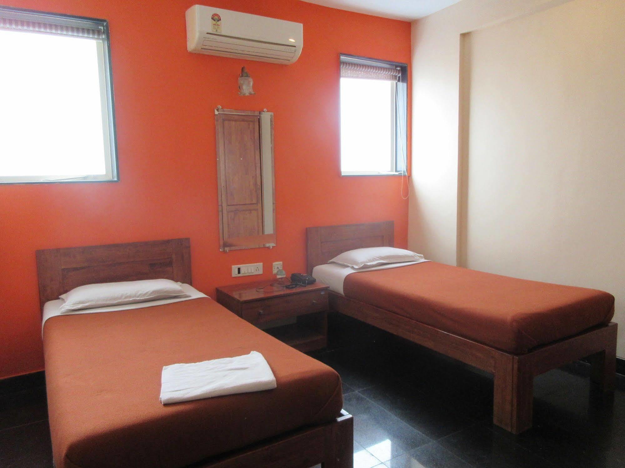 Hotel Q Deck Mumbai Exterior foto
