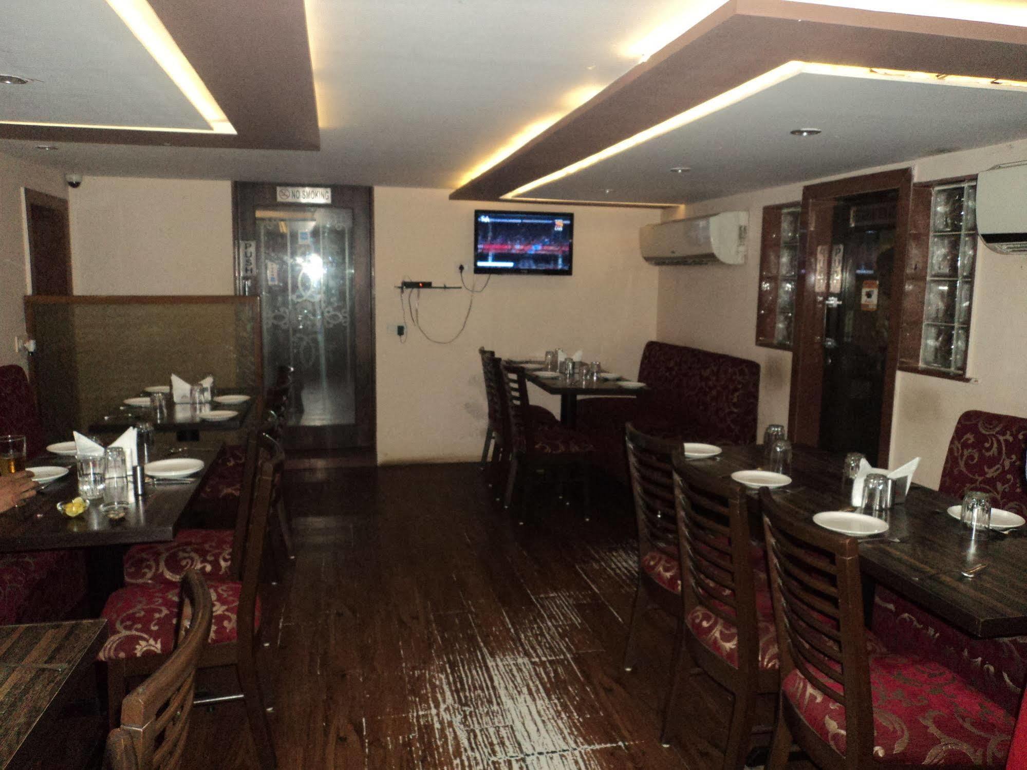 Hotel Q Deck Mumbai Exterior foto